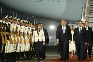 Trump é recebido com tapete vermelho ao desembarcar em Pequim