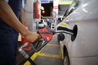 O governo federal anunciou nesta quarta-feira, 13, a publicação de uma medida provisória para conter a alta nos preços da gasolina e do diesel.