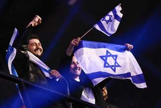 Israelense Noam Bettan celebra classificação em semifinal do Eurovision 2026