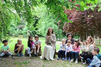 Kate em meio à natureza com as crianças da escola Salvador Allende, de Reggio Emilia