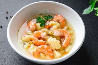 Sopa de camarão com legumes