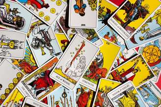 Cartas repetidas no Tarot costumam indicar mensagens importantes, ciclos emocionais e temas que precisam de atenção no momento atual