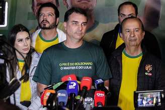 No último fim de semana, durante um evento da pré-campanha em Santa Catarina, Flávio Bolsonaro usou uma camiseta com a inscrição "O Pix é do Bolsonaro; o Master é do Lula".