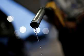 Gasolina pinga do bocal de uma bomba de combustível em um posto de gasolina da Petrobras, em Brasília
7 de março de 2022
REUTERS/Adriano Machado