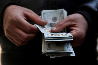 Homem conta notas de US$100
20 de dezembro de 2025
Majid Asgaripour/WANA (Agência de Notícias da Ásia Ocidental) via REUTERS 