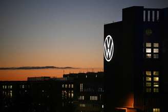 Logotipo da Volkswagen na usina de energia durante o pôr do sol em Wolfsburg, Alemanha, em 21 de novembro de 2025
REUTERS/Annegret Hilse