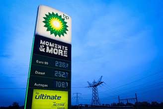 Preços dos combustíveis são exibidos em um quadro em um posto de gasolina da BP em Afferden, Holanda, em 13 de abril de 2026
REUTERS/Piroschka van de Wouw