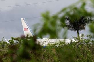 Avião do governo dos EUA é visto no Aeroporto Internacional de Havana
14 de maio de 2026
REUTERS/Norlys Perez