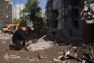 Presidente da Ucrânia, Volodymyr Zelenskiy, presta homenagem a mortos em um prédio de Kiev
 15 de maio de 2026    Divulgação via REUTERS