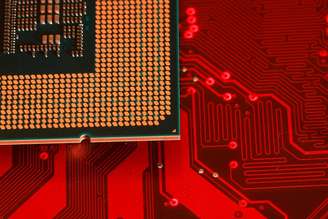 Ilustração mostra placa-mãe e chip de computador
 25 de agosto de 2025. REUTERS/Dado Ruvic/Ilustração