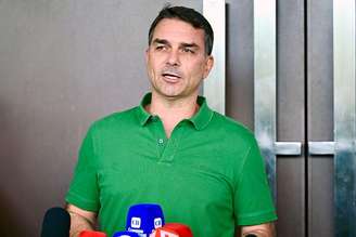 Menções negativas a Flávio Bolsonaro nas redes sociais aumentaram após episódio envolvendo Daniel Vorcaro; nível de confiança também caiu
