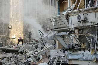 Drones russos destroem edifício de nove andares em Kiev
