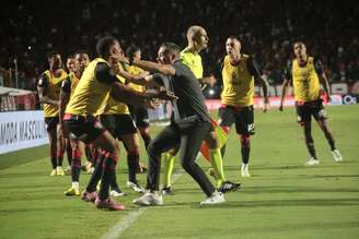 Jogadores do Vitória comemoram gol contra o Flamengo