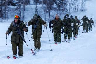 Membros do 41 Canadian Brigade Group, como parte da Força-Tarefa Grizzly, patrulham em esquis enquanto as Forças Armadas canadenses se deslocam para a "Operação Nanook-Nunalivut", uma série anual de exercícios destinados a destacar a capacidade dos militares de defender o Ártico canadense, em Yellowknife, Territórios do Noroeste, Canadá, 16 de fevereiro de 2026. REUTERS/Carlos Osorio/Foto de arquivo