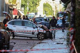 A polícia trabalha no local depois que várias pessoas ficaram feridas quando um carro atropelou pedestres no centro da cidade de Modena, no norte da Itália, em 16 de maio de 2026. REUTERS/Stringer