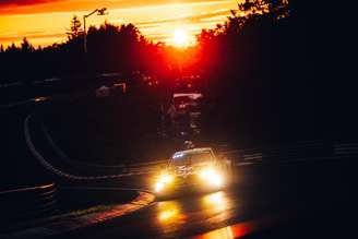 BMW M4 GT3 EVO da equipe ROWE RACING no por do sol nas 24h de Nurburgring.