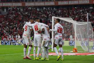 Internacional domina o Vasco, aplica goleada e embala no Campeonato Brasileiro — 