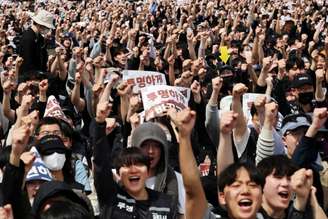 Membros do sindicato dos trabalhadores da Samsung Electronics cantam slogans durante um protesto contra os níveis de compensação da empresa antes de uma longa greve planejada em frente à fábrica de semicondutores da Samsung Electronics em Pyeongtaek, Coreia do Sul, em 23 de abril de 2026.   REUTERS/Kim Hong-Ji/Foto de arquivo