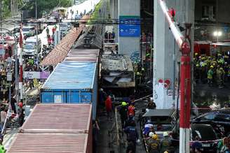 Serviços de emergência trabalham em um local onde um trem colidiu com um ônibus e vários carros na Asok-Din Daeng Road, causando várias vítimas, em Bangkok, Tailândia, em 16 de maio de 2026. REUTERS/Athit Perawongmetha