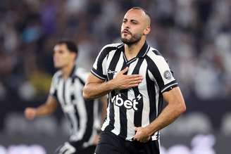 Arthur Cabral comemorando após marcar contra o Corinthians pelo Campeonato Brasileiro 