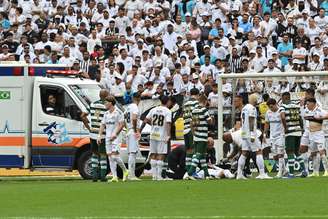 Luan Peres tem atendimento médico do Santos durante partida contra o Coritiba no estádio Arena Corinthians pelo campeonato Brasileiro A 2026.