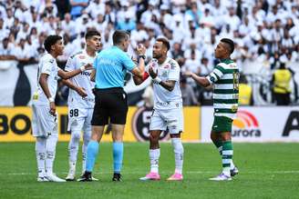 Neymar discute com árbitro após substituição errada