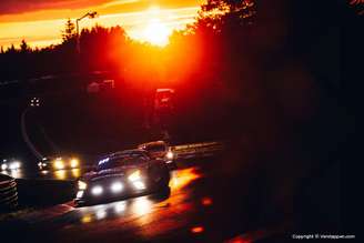 Verstappen lídera na noite em Nurburgring