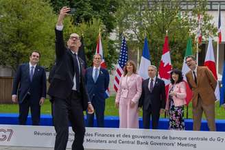 Selfie entre ministros do G7 feita nesta segunda em Paris