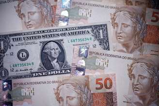 Notas de real brasileiro e de dólar americano, 18 de dezembro de 2024. REUTERS/Amanda Perobelli