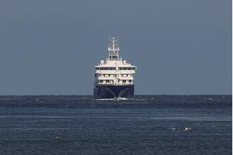 Navio de cruzeiro MV Hondius chega ao porto de Roterdã
 18 de maio de 2026     REUTERS/Yves Herman
