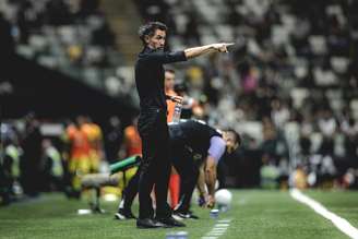 Eduardo Domínguez aproveitará pausa da Copa para reformular o elenco dentro de campo –