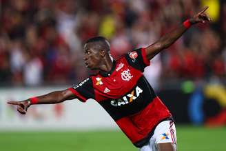 Vinícius Júnior com a camisa do Flamengo
