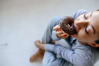 Comer doce alivia o estresse? Entenda o efeito do açúcar no cérebro