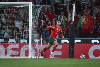 Cristiano Ronaldo comemora gol por Portugal - 