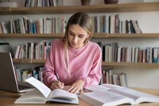 Ajustar a organização diária de forma estratégica é essencial para que o estudante reencontre o ritmo e desenvolva métodos de aprendizagem mais eficazes
