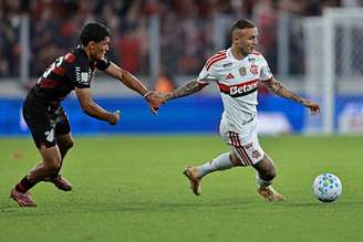Disputa de bola em Athletico-PR x Flamengo 