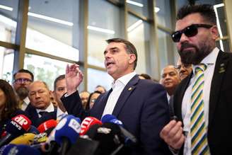 Senador Flavio Bolsonaro fala com jornalistas, em Brasília, após reunião com aliados