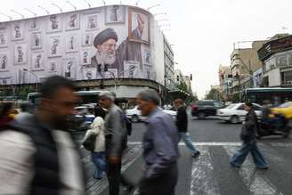 Pessoas caminham perto de um outdoor com a imagem do falecido líder supremo iraniano aiatolá Ali Khamenei, em Teerã
19 de maio de 2026
Majid Asgaripour/WANA (Agência de Notícias da Ásia Ocidental) via REUTERS
