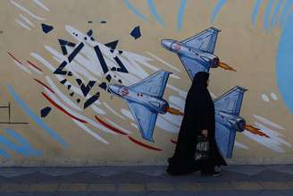Iraniana caminha ao lado de mural anti-Israel em rua de Teerã
 18 de maio de 2026    Majid Asgaripour/WANA via REUTERS