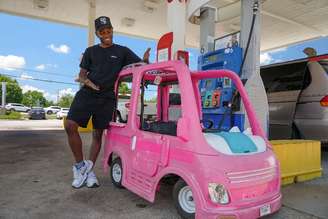Mali Hightower posa com um Barbie Dream Camper rosa do lado de fora de um posto de gasolina em Ellenwood, EUA
 18 de maio de 2026. REUTERS/Jayla Whitfield-Anderson