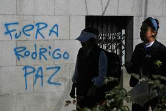 Manifestantes pedem saída de presidente Paz