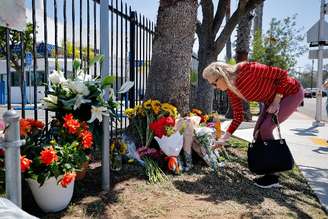Mulher deixa flores do lado de fora do Centro Islâmico de San Diego, Califórnia, EUA
19 de maio de 2026
REUTERS/ Mike Blake