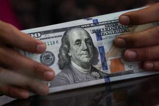 Um funcionário segura notas de dólar americano em uma casa de câmbio em Jacarta, Indonésia, 9 de abril de 2025. REUTERS/Willy Kurniawan