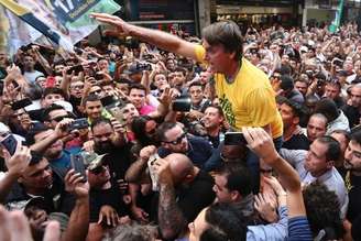 O então candidato à Presidência Jair Bolsonaro, momentos antes da facada, em Juiz de Fora (MG)