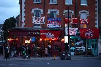 Torcedores do Arsenal assistem ao jogo pelas ruas de Londres