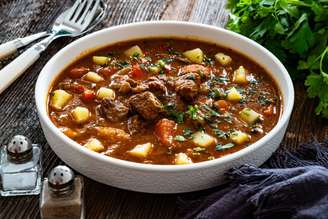 Carne de panela com batata e cenoura