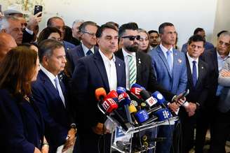 Flávio Bolsonaro após reunião com parlamentares do PL