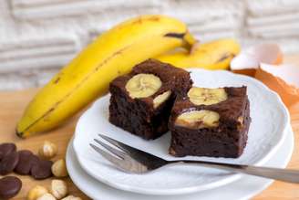 Brownie proteico com banana e nozes