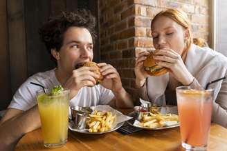Comer rápido atrapalha a dieta? Descubra a verdade
