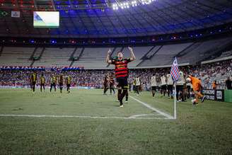 Perotti comemora gol na Arena Castelão 